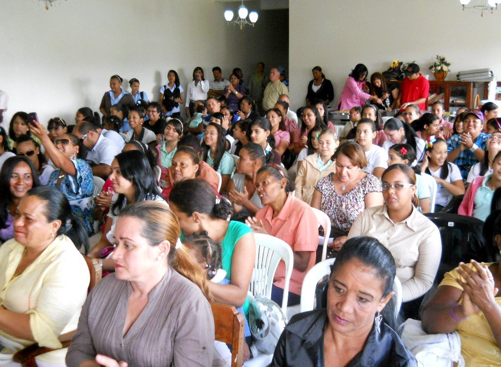 Publico asistente al Reconocimientos de un grupo de mujeres que se han destacados en las actividades educativas por El Ministerio de la Mujer